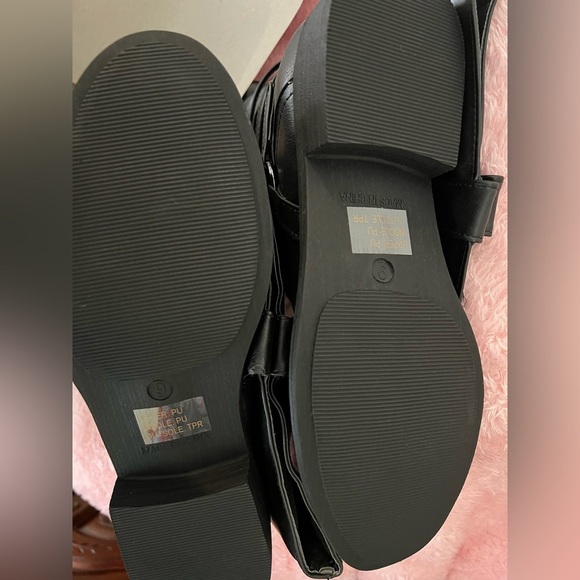 Journee Collection Women's Black Knee-High Boots - Picture 10 of 11